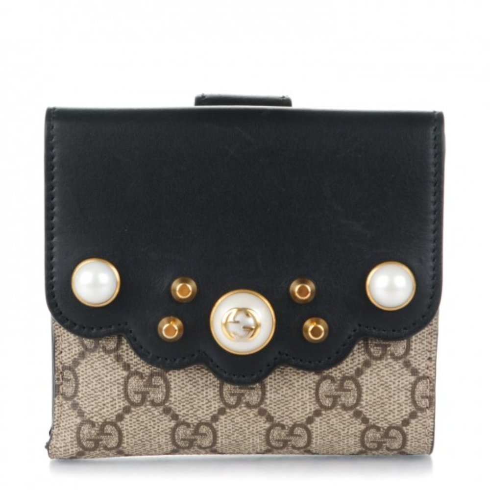 Gucci 100% Authentic Pearl Stud wallet NWOT